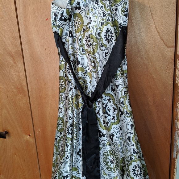 Dress - Picture 3 of 3